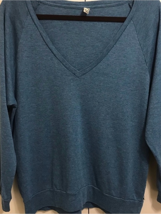 Aritzia Tops - Aritzia TNA Women's Long Sleeve V-Neck Top in Grey/blue